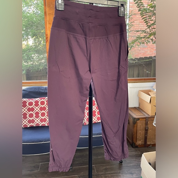 Sz. 2 Lululemon Dance Studio Crop Pants in Black Cherry - Picture 2 of 6